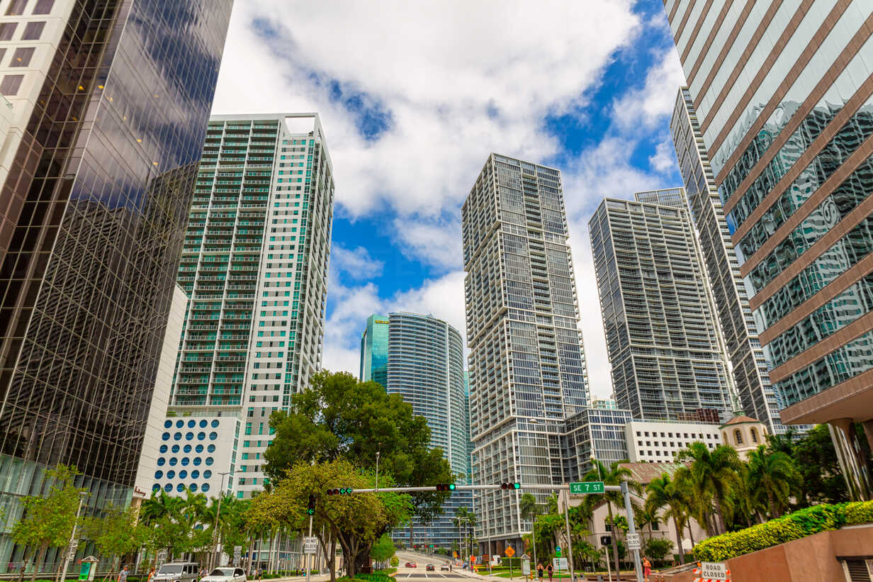 PROS Y  CONTRAS DE INVERTIR EN REAL ESTATE POR MEDIO DE LOS FONDOS  PRIVADOS DE INVERSION