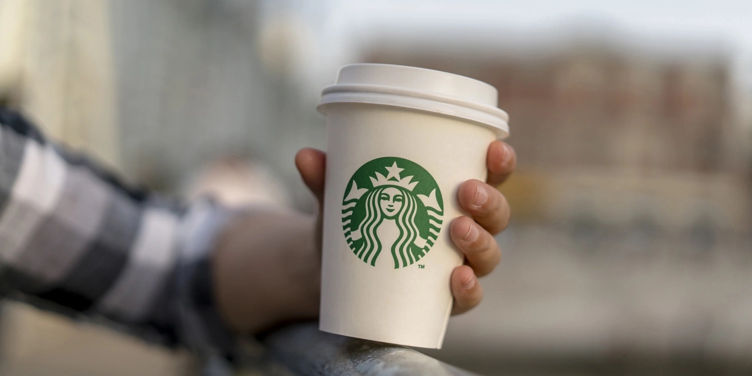 LA HISTORIA DETRÁS DEL ÉXITO: CÓMO STARBUCKS SE CONVIRTIÓ EN UNA DE LAS MARCAS DE CAFÉ MÁS RECONOCIDAS DEL MUNDO